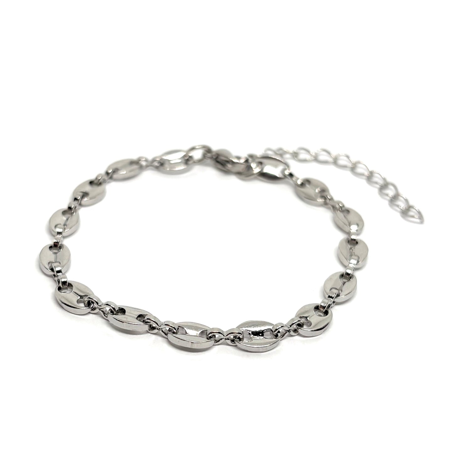 Bracelet femme en acier inoxydable couleur argent, composé de maillons ovales plats à la finition brillante. Bijou minimaliste, ajustable, hypoallergénique et résistant à l’eau, parfait pour un look moderne et épuré au quotidien
