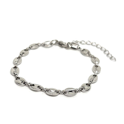 Bracelet femme en acier inoxydable couleur argent, composé de maillons ovales plats à la finition brillante. Bijou minimaliste, ajustable, hypoallergénique et résistant à l’eau, parfait pour un look moderne et épuré au quotidien
