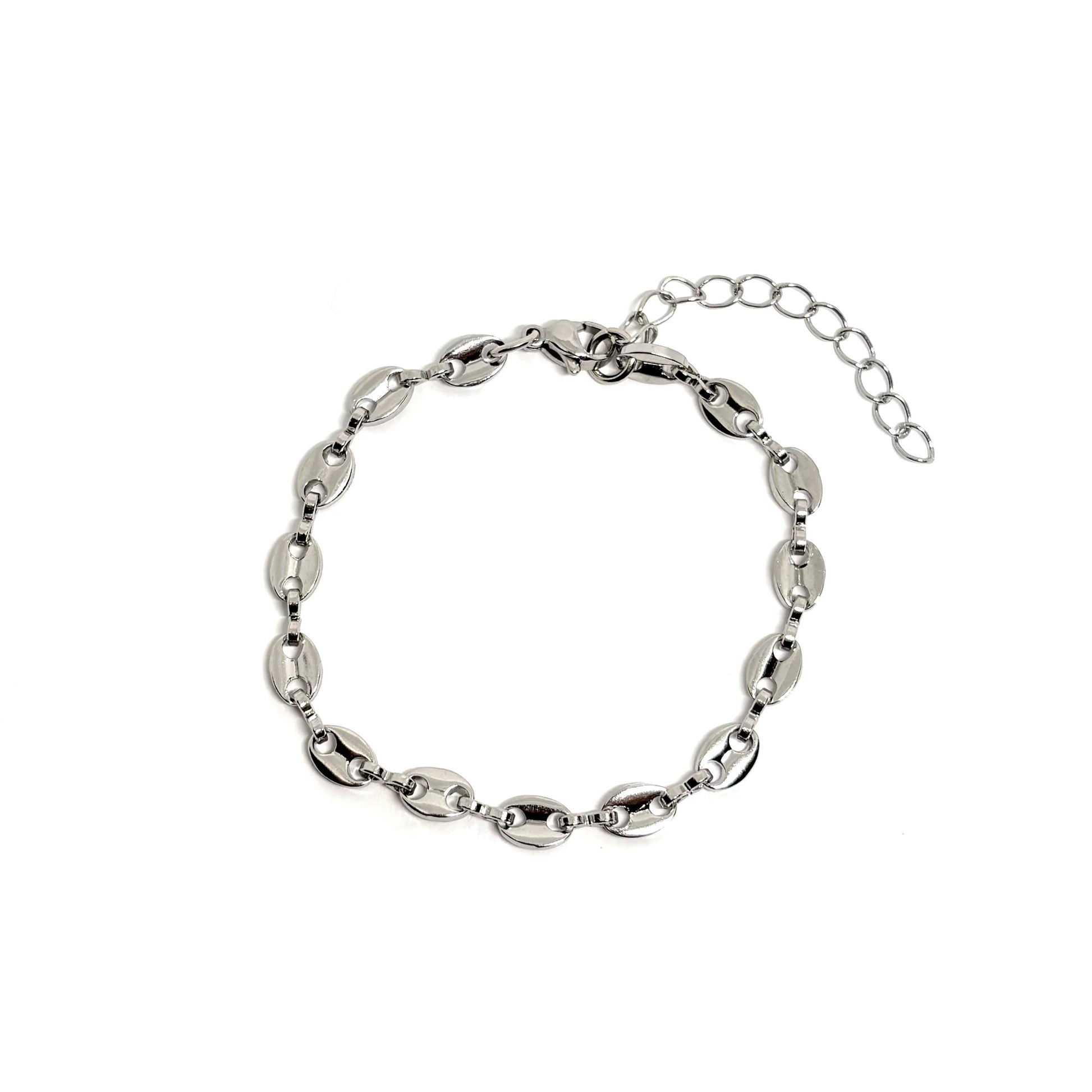 Bracelet femme en acier inoxydable couleur argent, composé de maillons ovales plats à la finition brillante. Bijou minimaliste, ajustable, hypoallergénique et résistant à l’eau, parfait pour un look moderne et épuré au quotidien