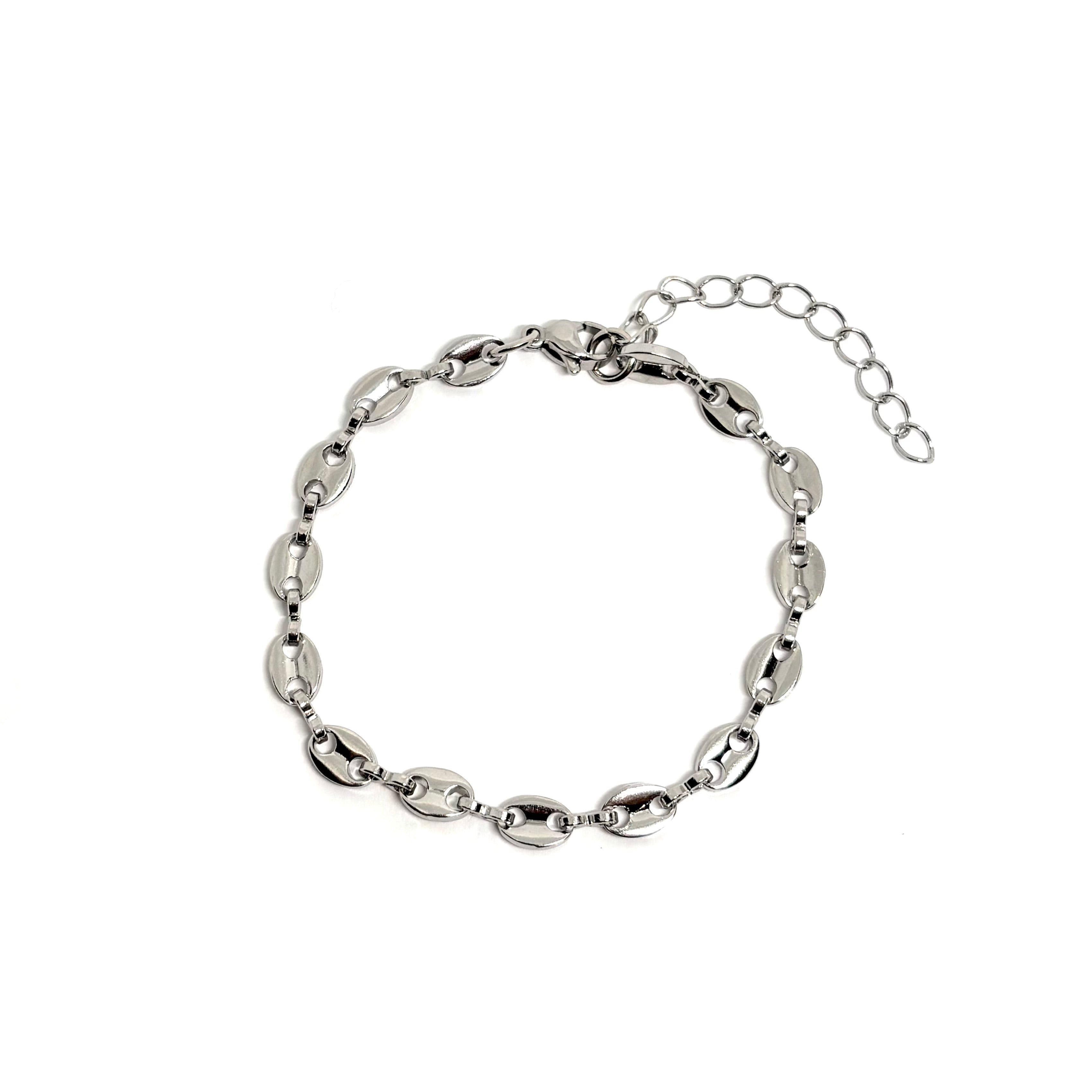 Bracelet femme en acier inoxydable couleur argent, composé de maillons ovales plats à la finition brillante. Bijou minimaliste, ajustable, hypoallergénique et résistant à l’eau, parfait pour un look moderne et épuré au quotidien