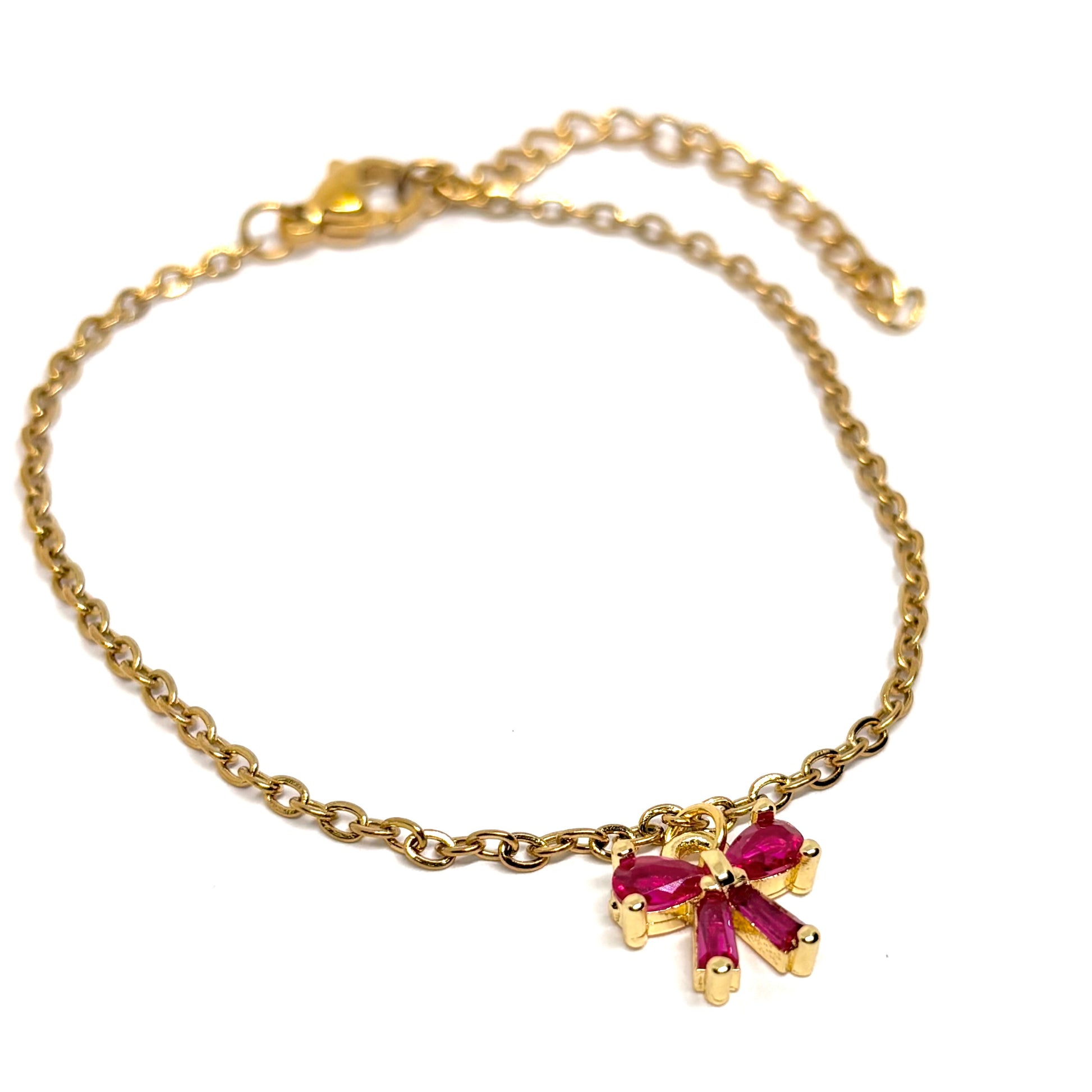 Bracelet femme en acier inoxydable couleur doré, orné d’un petit nœud serti de pierres roses façon grenat. Bijou fin, romantique et ajustable, hypoallergénique et résistant à l’eau, parfait pour un look féminin et raffiné