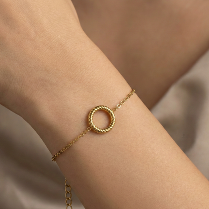 Bracelet fin en acier inoxydable couleur or avec anneau torsadé