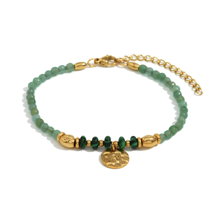 Équilibre parfait entre inspiration naturelle et élégance dorée, ce bracelet en pierre verte type malachite offre une touche mystique et féminine. Le pendentif rond martelé, suspendu au centre, capte la lumière et accentue l’énergie organique du bijou.

Les perles vert profond strié effet malachite évoquent l’ancrage et la stabilité, tandis que les finitions couleur or assurent un rendu sophistiqué et lumineux. Un bijou idéal pour les esprits libres et raffinés.