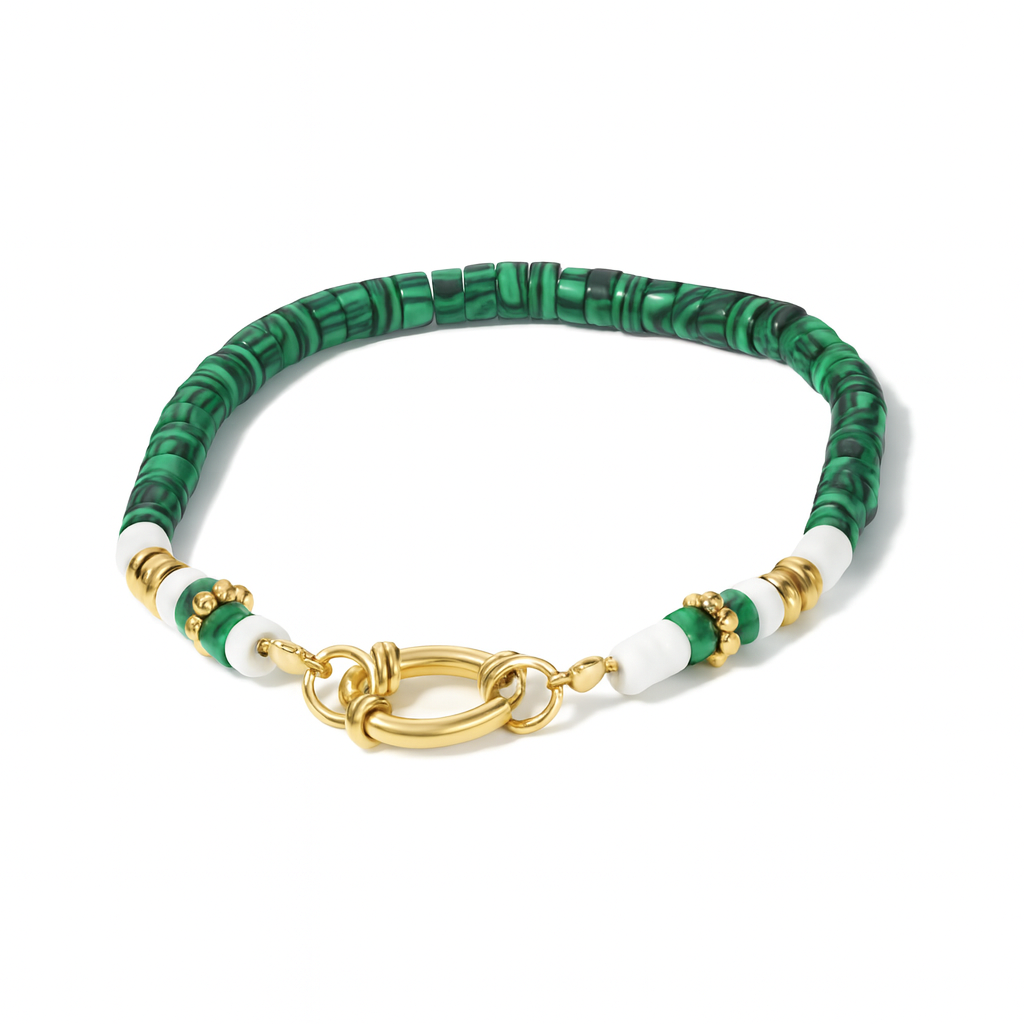Un bracelet audacieux et structuré, composé de perles plates effet malachite, de touches blanches et dorées, et d’un fermoir ovale XL pour une allure contemporaine et affirmée. Idéal pour un style naturel et graphique.

Matériau : Acier inoxydable couleur doré, plaquage 14K, perles en résine effet malachite, hypoallergénique, résistant à l’eau et à l’oxydation.

Dimensions : Longueur 18 cm – poids 6,46 g – fermoir ovale doré sécurisé.

Design : Alternance de perles vertes marbrées, blanches mates et élément