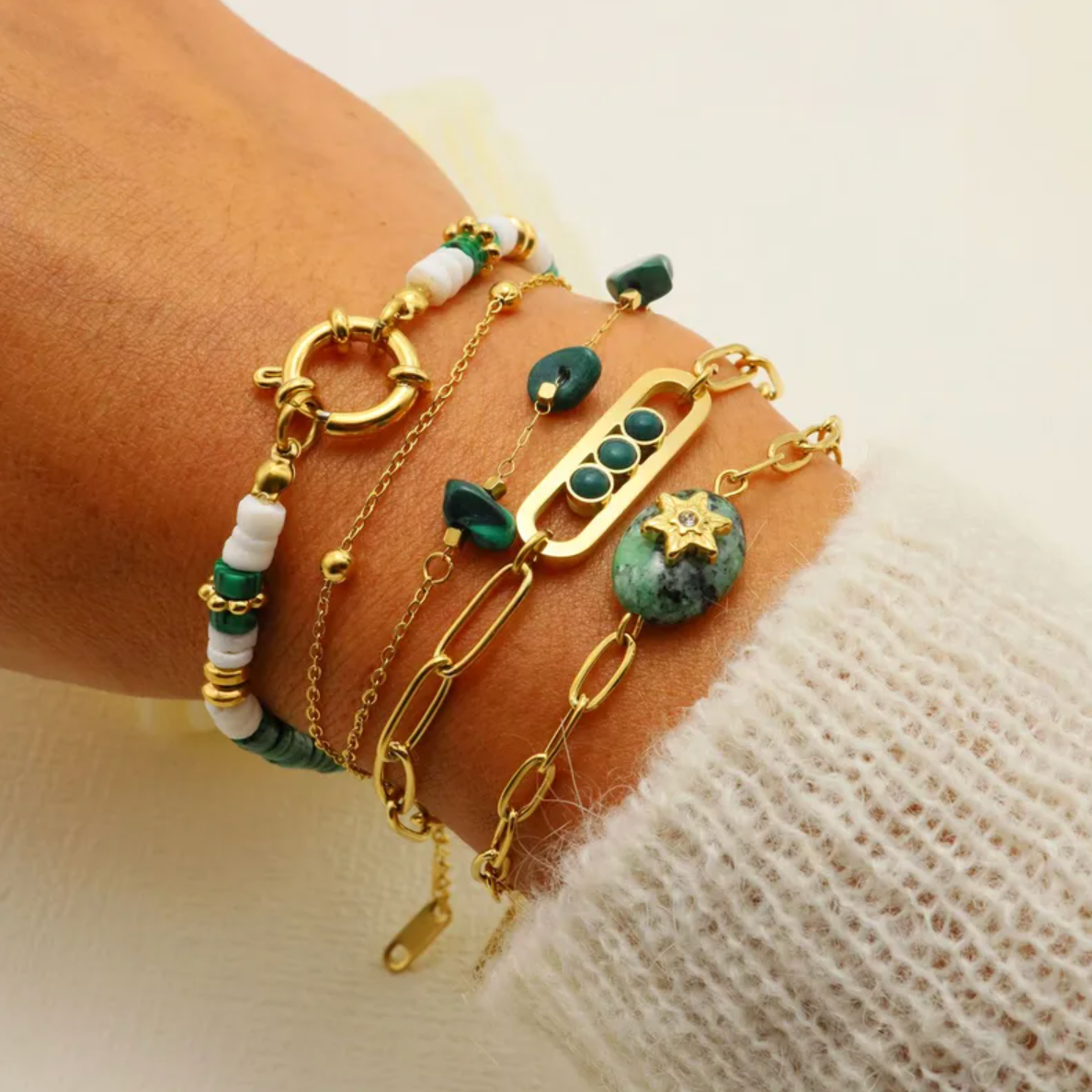 Un bracelet audacieux et structuré, composé de perles plates effet malachite, de touches blanches et dorées, et d’un fermoir ovale XL pour une allure contemporaine et affirmée. Idéal pour un style naturel et graphique.

Matériau : Acier inoxydable couleur doré, plaquage 14K, perles en résine effet malachite, hypoallergénique, résistant à l’eau et à l’oxydation.