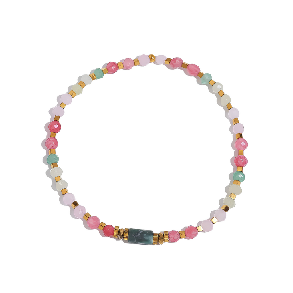 Un bracelet perlé au style frais et vibrant, mêlant cristaux roses, perles dorées facettées et turquoise africaine centrale, pour un look à la fois ethnique et délicat. Idéal pour une touche colorée discrète au poignet.

Matériau : Acier inoxydable doré par plaquage PVD 18K, cristal, turquoise africaine, hypoallergénique.

Dimensions : Longueur 16 cm – diamètre perles 3,8 mm – poids 2,2 g.

Design : Enfilage élastique invisible, alternance de textures mates et brillantes. Perle centrale en turquoise naturel