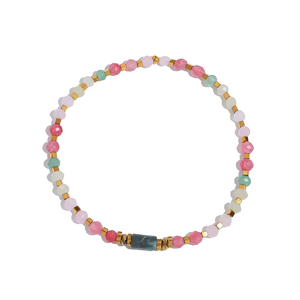 Un bracelet perlé au style frais et vibrant, mêlant cristaux roses, perles dorées facettées et turquoise africaine centrale, pour un look à la fois ethnique et délicat. Idéal pour une touche colorée discrète au poignet.

Matériau : Acier inoxydable doré par plaquage PVD 18K, cristal, turquoise africaine, hypoallergénique.

Dimensions : Longueur 16 cm – diamètre perles 3,8 mm – poids 2,2 g.

Design : Enfilage élastique invisible, alternance de textures mates et brillantes. Perle centrale en turquoise naturel