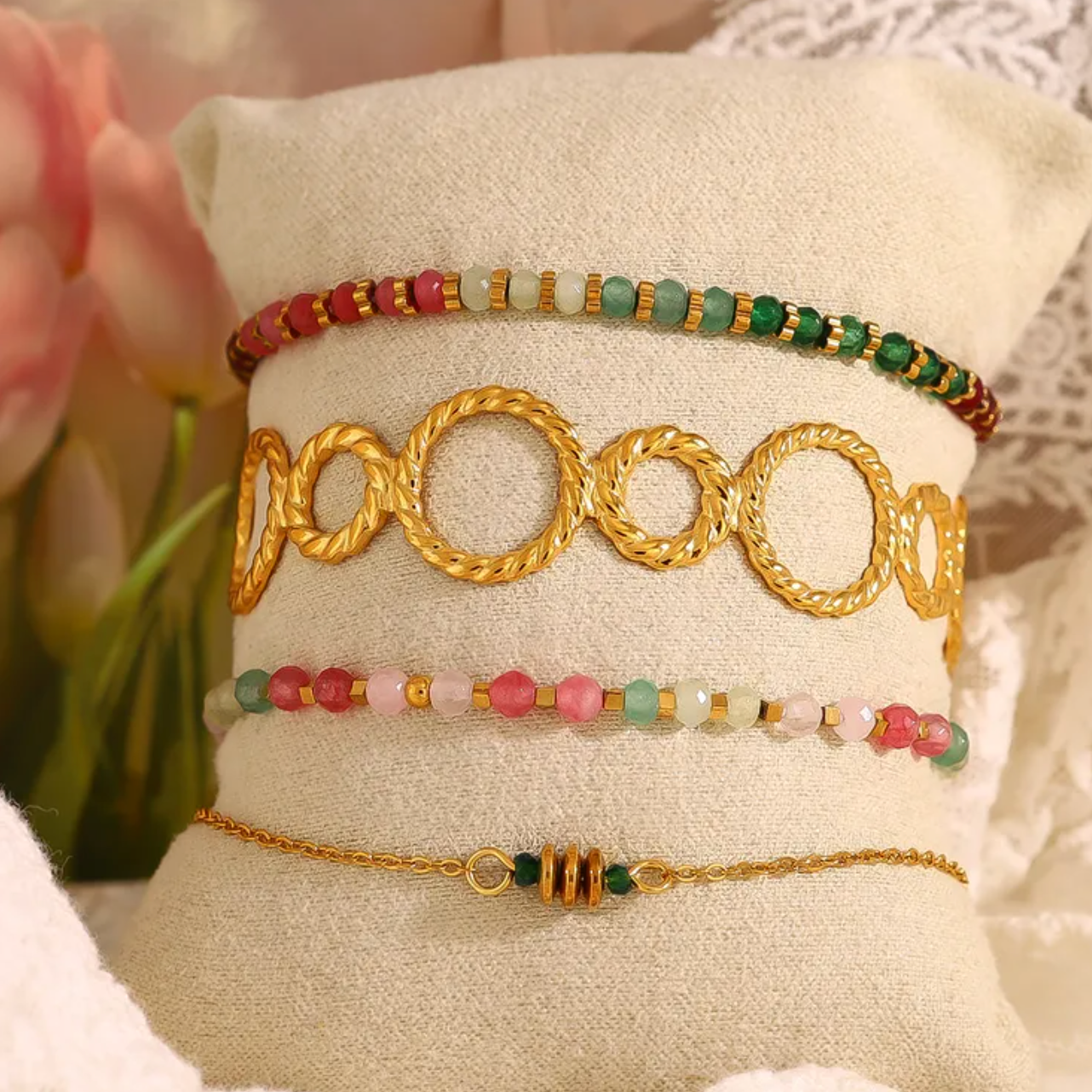 Un bracelet perlé au style frais et vibrant, mêlant cristaux roses, perles dorées facettées et turquoise africaine centrale, pour un look à la fois ethnique et délicat. Idéal pour une touche colorée discrète au poignet.

Matériau : Acier inoxydable doré par plaquage PVD 18K, cristal, turquoise africaine, hypoallergénique.

Dimensions : Longueur 16 cm – diamètre perles 3,8 mm – poids 2,2 g.

Design : Enfilage élastique invisible, alternance de textures mates et brillantes. Perle centrale en turquoise naturel