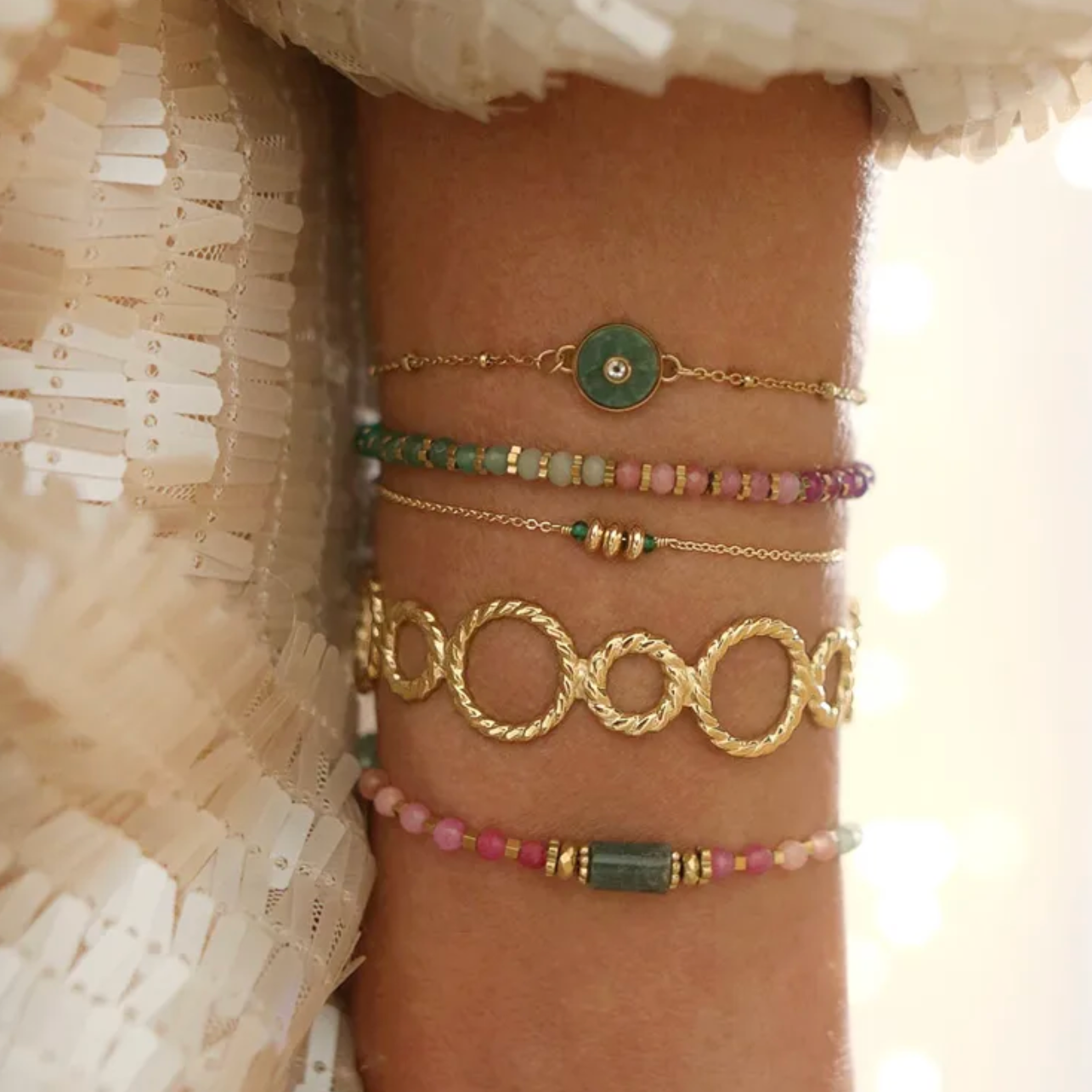 Un bracelet perlé au style frais et vibrant, mêlant cristaux roses, perles dorées facettées et turquoise africaine centrale, pour un look à la fois ethnique et délicat. Idéal pour une touche colorée discrète au poignet.

Matériau : Acier inoxydable doré par plaquage PVD 18K, cristal, turquoise africaine, hypoallergénique.

Dimensions : Longueur 16 cm – diamètre perles 3,8 mm – poids 2,2 g.

Design : Enfilage élastique invisible, alternance de textures mates et brillantes. Perle centrale en turquoise naturel