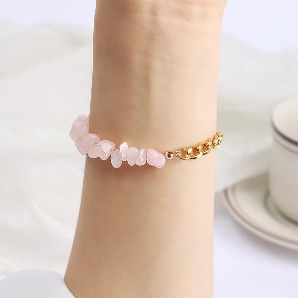 Un bracelet asymétrique audacieux, associant une chaîne maille large dorée à une rangée de pierres roses brutes, pour un look à la fois brut, romantique et résolument tendance.

Matériau : Acier inoxydable couleur doré, pierres synthétiques effet quartz rose, hypoallergénique, résistant à l’eau et à l’oxydation.

Dimensions : Longueur ajustable grâce à la chaîne d’extension – fermoir mousqueton sécurisé – poids moyen.

Design : Contraste fort entre la maille épaisse et les pierres irrégulières, pour un effe