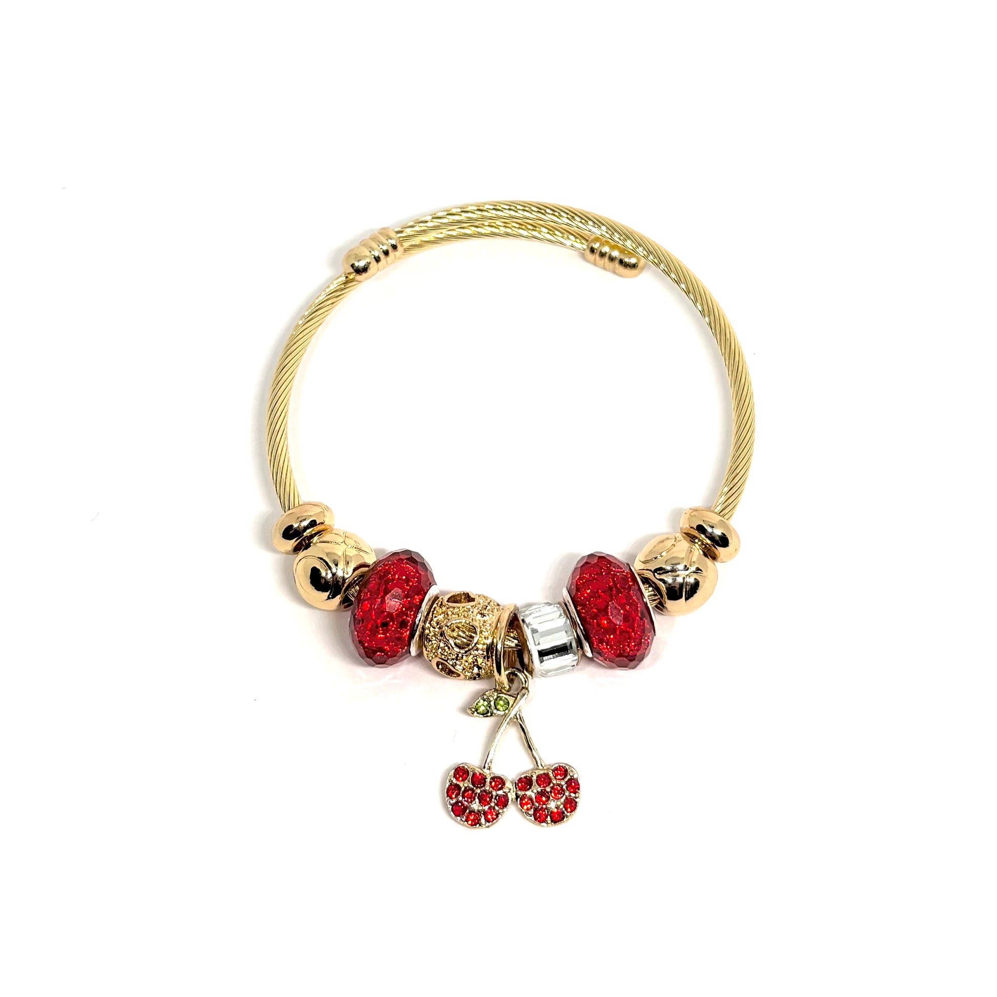 Bracelet rigide femme en acier inoxydable doré, décoré de charms scintillants dont une cerise rouge en zircon cubique et perles de cristal. Bijou fantaisie original et chic, au design coloré, audacieux et lumineux, parfait pour un look fruité et tendance