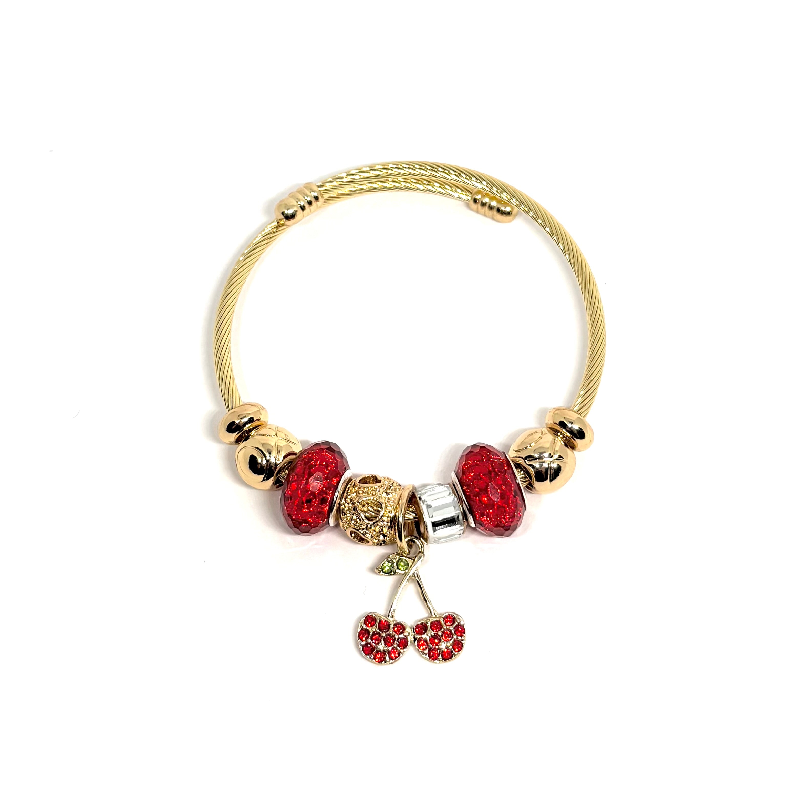 Bracelet rigide femme en acier inoxydable doré, décoré de charms scintillants dont une cerise rouge en zircon cubique et perles de cristal. Bijou fantaisie original et chic, au design coloré, audacieux et lumineux, parfait pour un look fruité et tendance