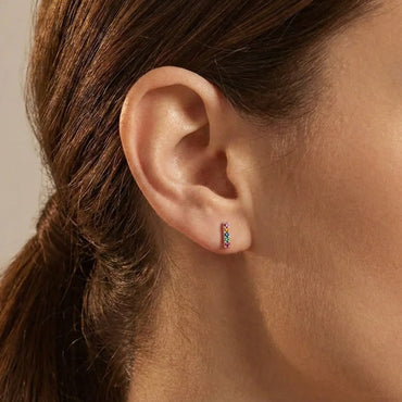 Boucles d'oreilles ligne droite en argent ornée d'un dégradé de pierres colorées brillantes pour un look joyeux