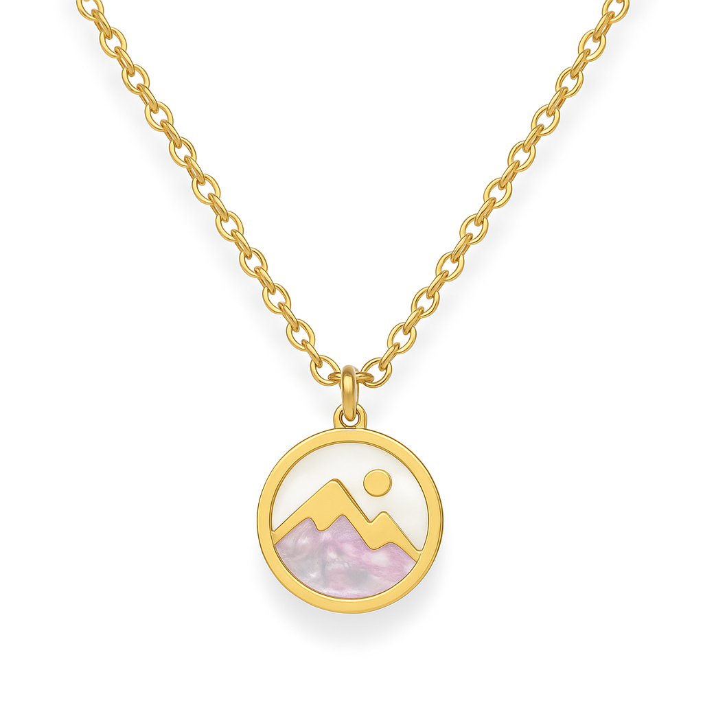 Un petit médaillon rond qui évoque un paysage de montagne stylisé, baigné de lumière. Le contraste entre la chaîne dorée et les reflets nacrés du fond donne au bijou un éclat délicat. Un collier poétique, parfait pour celles qui aiment les symboles naturels et discrets.

Matériaux : Acier inoxydable couleur or
Dimensions : Longueur 45–50 cm, pendentif 1,38 x 1,2 cm
Style : Nature, graphique, discret