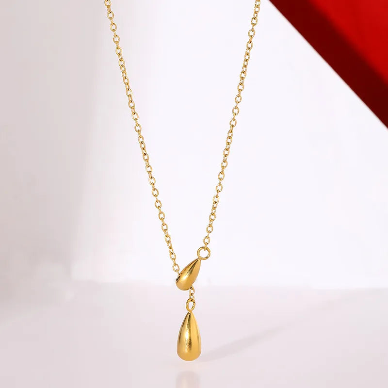 Collier couleur or en acier inoxydable avec pendentif goutte d’eau minimaliste.