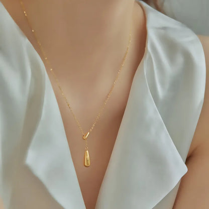 Collier couleur or en acier inoxydable avec pendentif goutte d’eau minimaliste.
