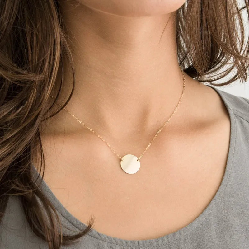 Collier couleur or en acier inoxydable avec médaille ronde minimaliste.