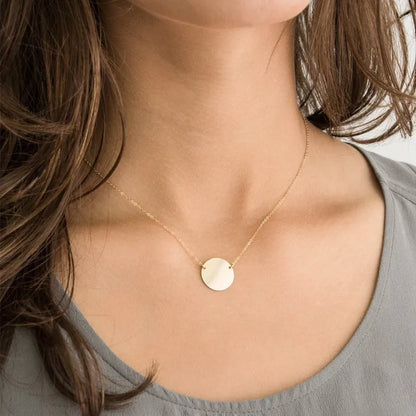 Collier couleur or en acier inoxydable avec médaille ronde minimaliste.