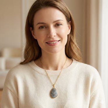 Collier couleur or en acier inoxydable avec pendentif ovale effet pierre naturelle grise.