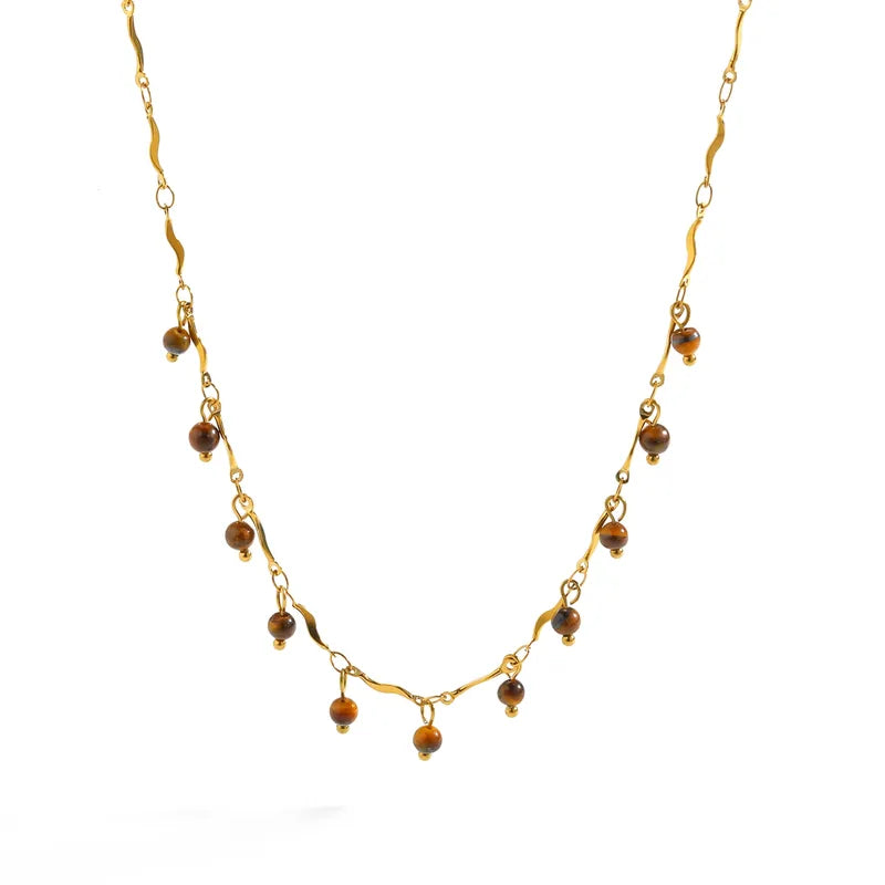 Collier couleur or en acier inoxydable avec petites perles marron pendantes, style bohème chic.