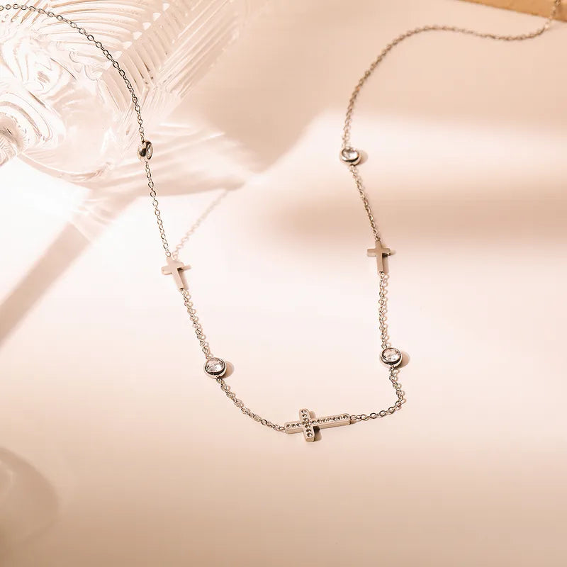 Portez un symbole fort avec ce collier croix en acier inoxydable argenté, orné de petites croix alternées à des strass ronds scintillants. Un bijou à la fois spirituel, raffiné et élégant.

Matériau : Acier inoxydable argenté, hypoallergénique, résistant à l’eau et à l’oxydation.