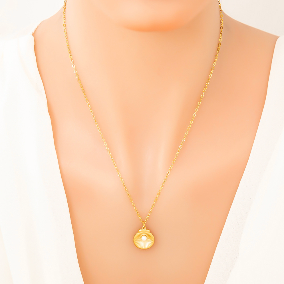 Plongez dans un univers marin et poétique avec ce collier coquillage doré en acier inoxydable, orné d’une petite perle blanche en son centre. Un bijou délicat qui évoque les vacances, la féminité naturelle et l’élégance estivale.

Matériau : Acier inoxydable doré, hypoallergénique, résistant à l’eau et à l’oxydation, avec perle imitation nacre.