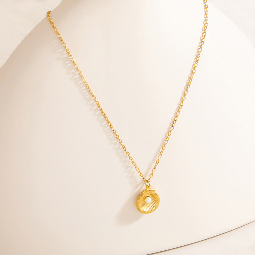 Plongez dans un univers marin et poétique avec ce collier coquillage doré en acier inoxydable, orné d’une petite perle blanche en son centre. Un bijou délicat qui évoque les vacances, la féminité naturelle et l’élégance estivale.

Matériau : Acier inoxydable doré, hypoallergénique, résistant à l’eau et à l’oxydation, avec perle imitation nacre.