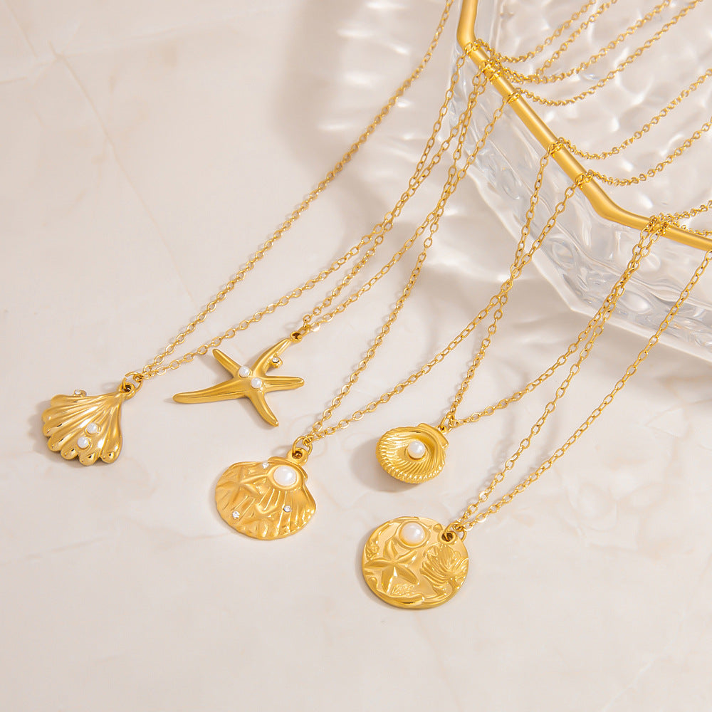 Plongez dans un univers marin et poétique avec ce collier coquillage doré en acier inoxydable, orné d’une petite perle blanche en son centre. Un bijou délicat qui évoque les vacances, la féminité naturelle et l’élégance estivale.

Matériau : Acier inoxydable doré, hypoallergénique, résistant à l’eau et à l’oxydation, avec perle imitation nacre.