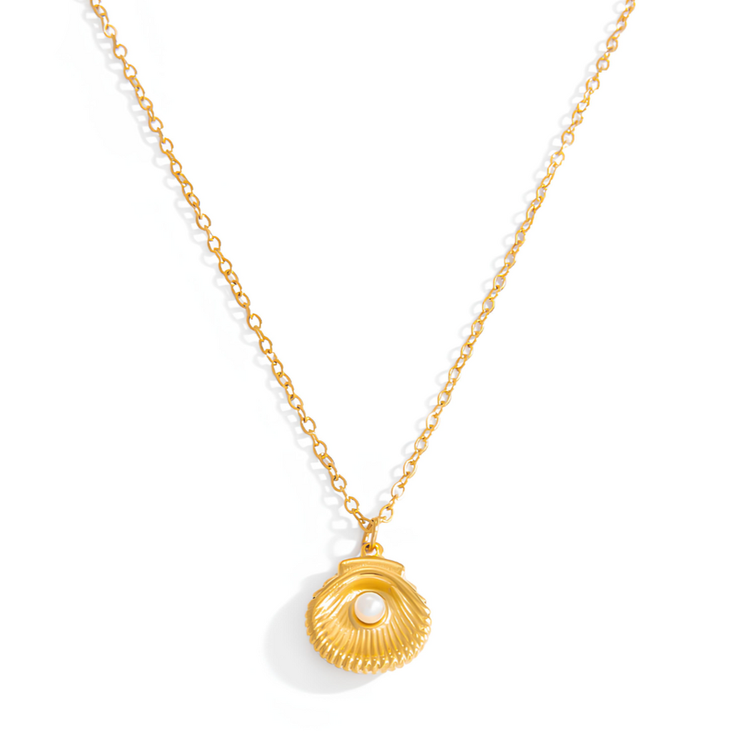 Plongez dans un univers marin et poétique avec ce collier coquillage doré en acier inoxydable, orné d’une petite perle blanche en son centre. Un bijou délicat qui évoque les vacances, la féminité naturelle et l’élégance estivale.

Matériau : Acier inoxydable doré, hypoallergénique, résistant à l’eau et à l’oxydation, avec perle imitation nacre.