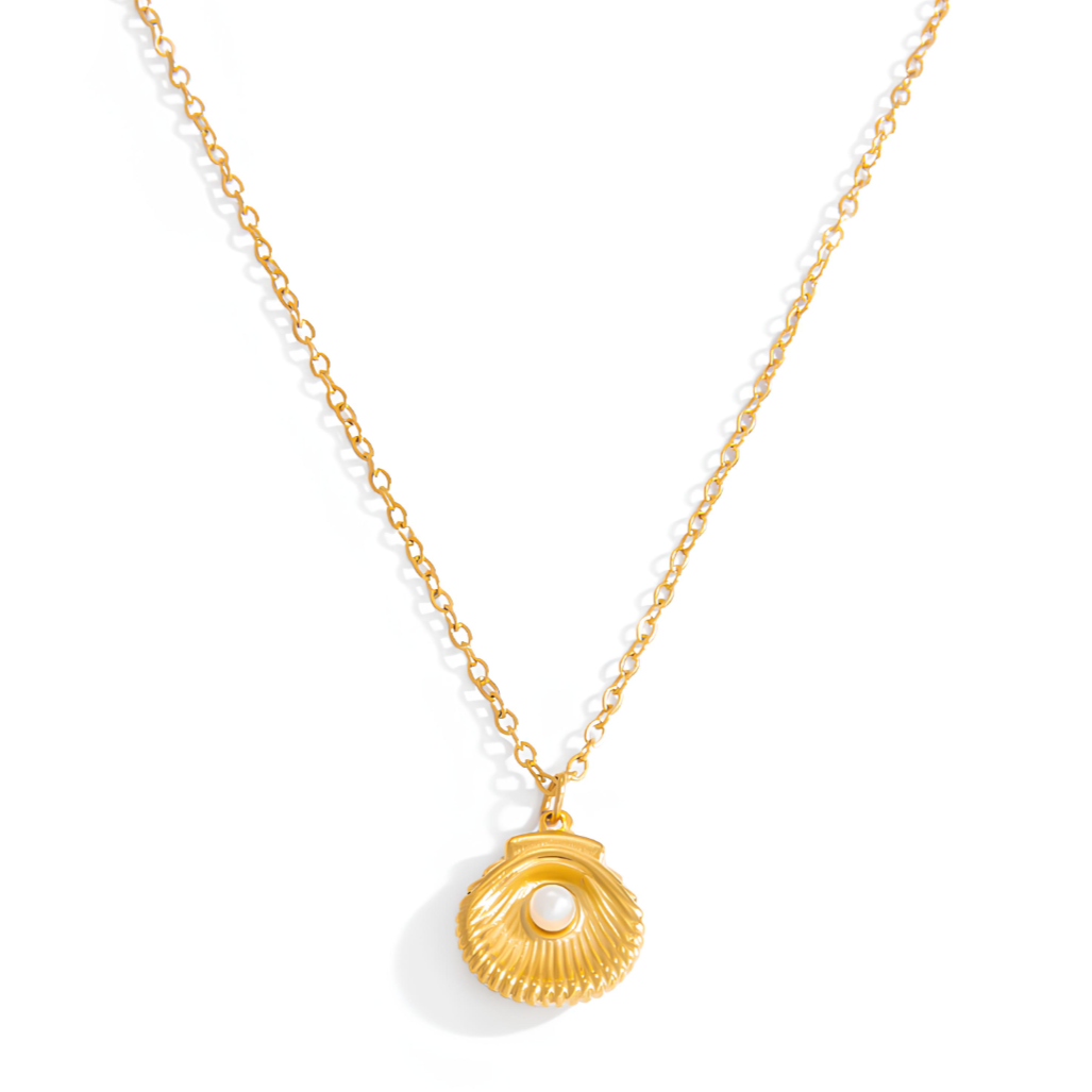 Plongez dans un univers marin et poétique avec ce collier coquillage doré en acier inoxydable, orné d’une petite perle blanche en son centre. Un bijou délicat qui évoque les vacances, la féminité naturelle et l’élégance estivale.

Matériau : Acier inoxydable doré, hypoallergénique, résistant à l’eau et à l’oxydation, avec perle imitation nacre.