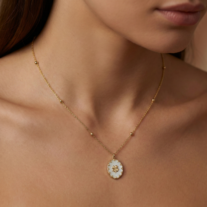 Collier acier inoxydable doré double rang étoile nacre porté