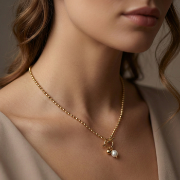 Collier acier inoxydable doré fermoir toggle perle nacrée porté