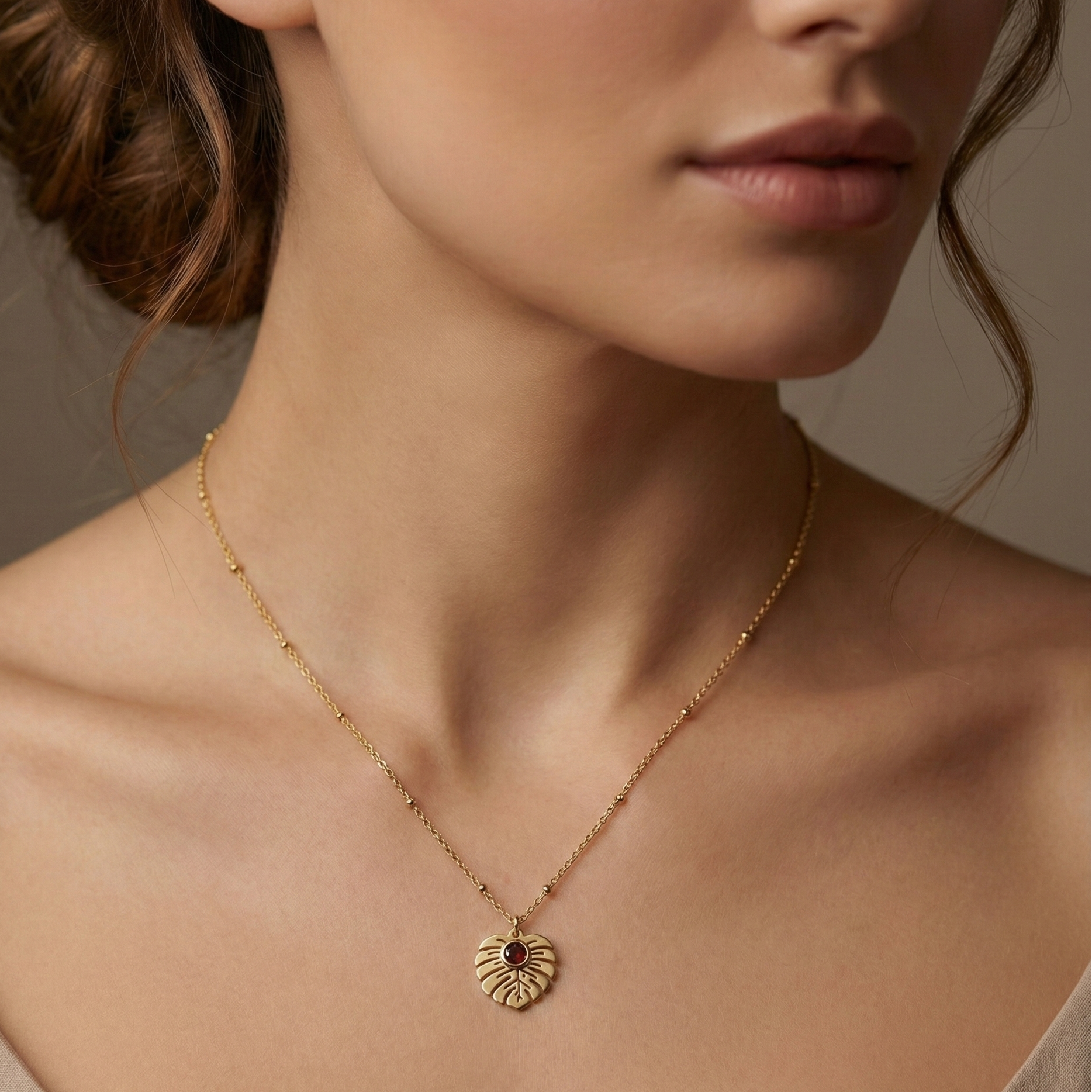 collier acier inoxydable doré feuille Monstera pierre rouge vue large