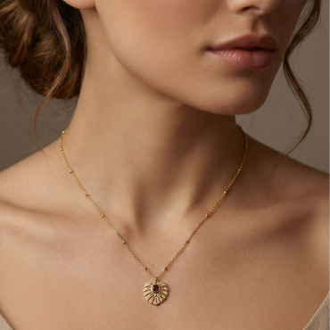 collier acier inoxydable doré feuille Monstera pierre rouge vue large