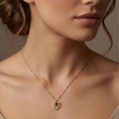 collier acier inoxydable doré feuille Monstera pierre rouge vue large