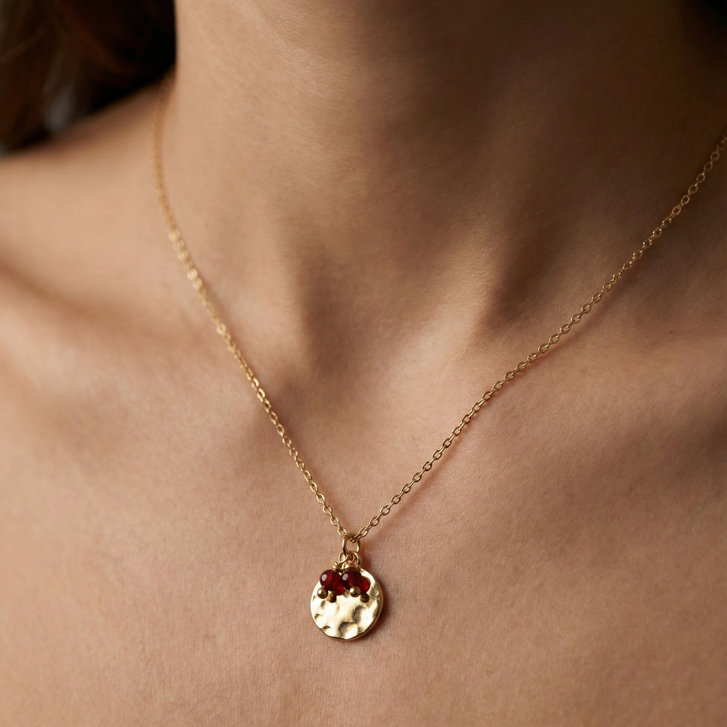 collier acier inoxydable doré lune martelée pierre grenat vue large