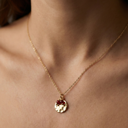 collier acier inoxydable doré lune martelée pierre grenat vue large