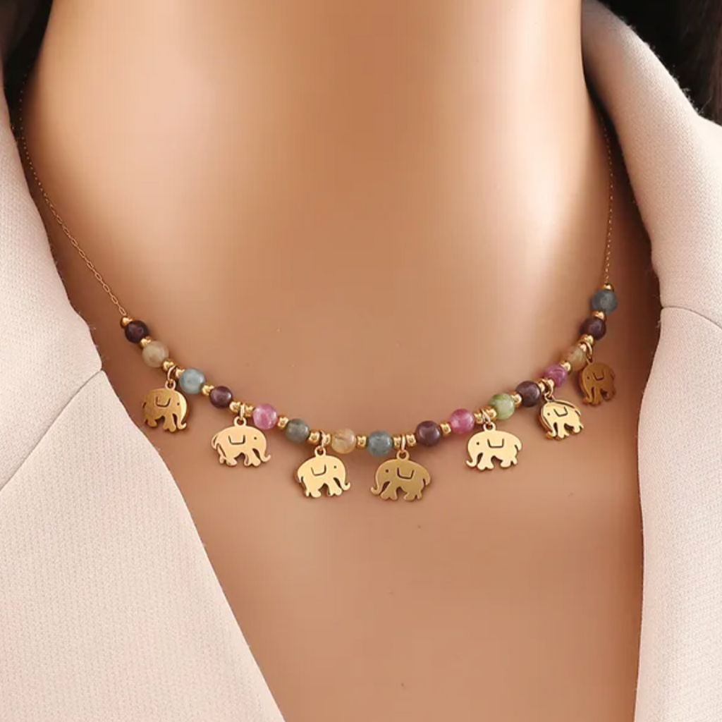Portez chance et couleur avec ce collier éléphants en acier inoxydable doré, rehaussé de perles naturelles multicolores. Un bijou symbolique et joyeux, qui allie protection, harmonie et style ethnique chic.