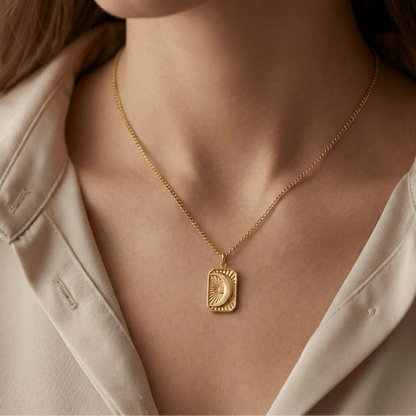 Collier doré en acier inoxydable avec pendentif lune gravée rectangulaire