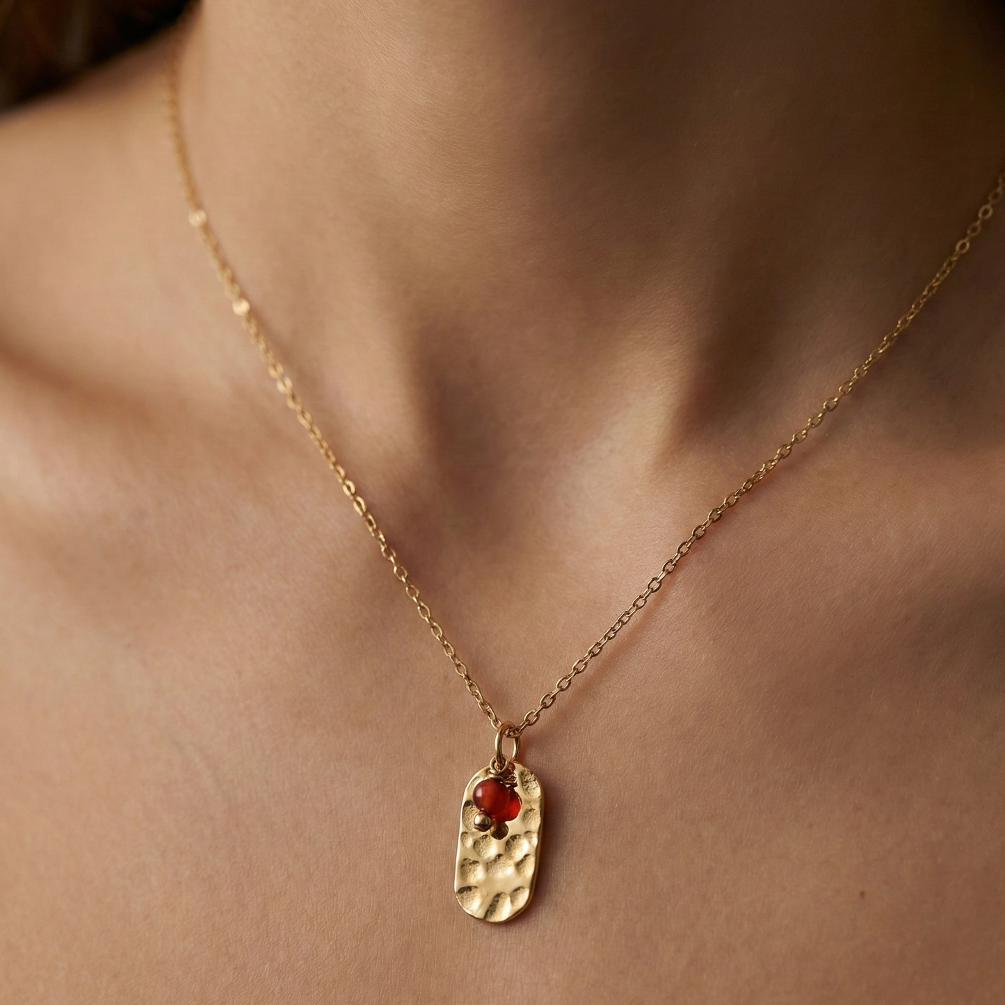 Collier acier inoxydable doré pendentif martelé pierre rouge porté