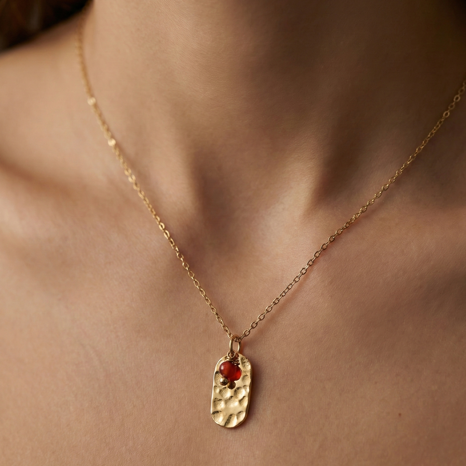 Collier acier inoxydable doré pendentif martelé pierre rouge porté