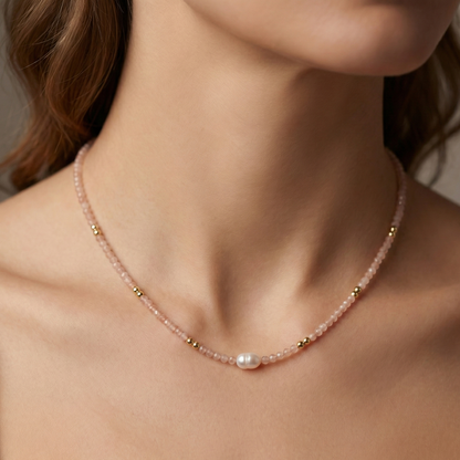 Collier acier inoxydable doré perle cristal et perle blanche porté