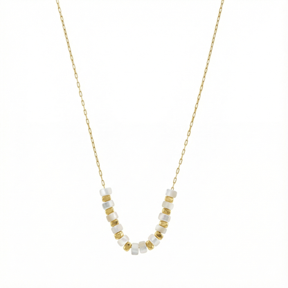 Collier acier inoxydable doré avec perles plates blanches nacrées