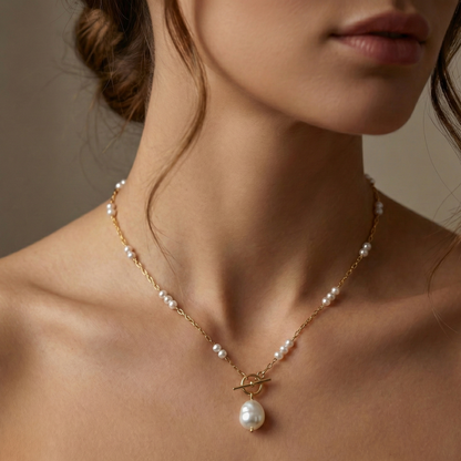 Collier acier inoxydable doré perles et perle baroque toggle porté