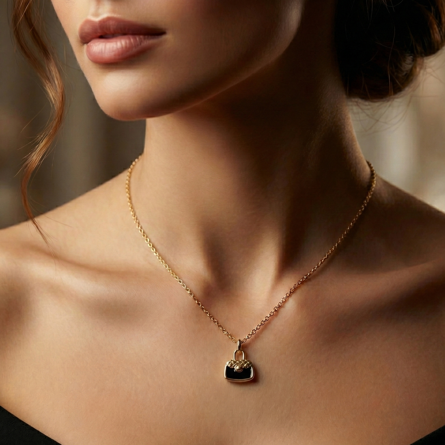 Collier acier inoxydable doré sac à main noir porté