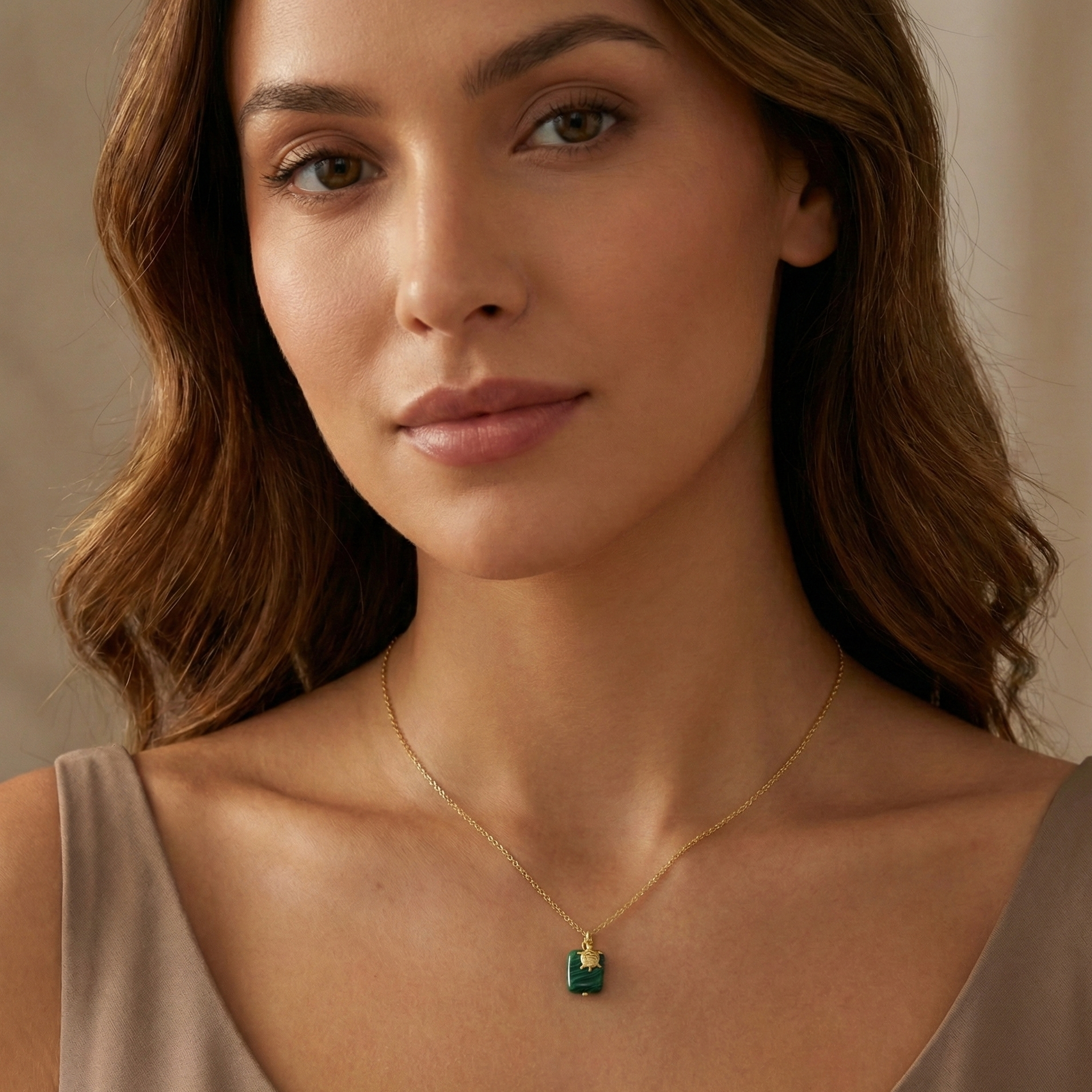 Collier acier inoxydable doré tortue et pierre malachite porté