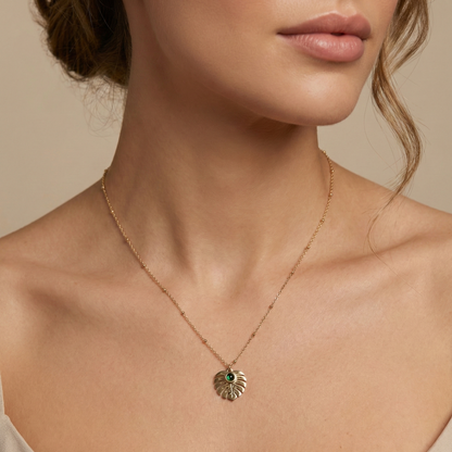 collier acier inoxydable argent feuille Monstera pierre verte vue large