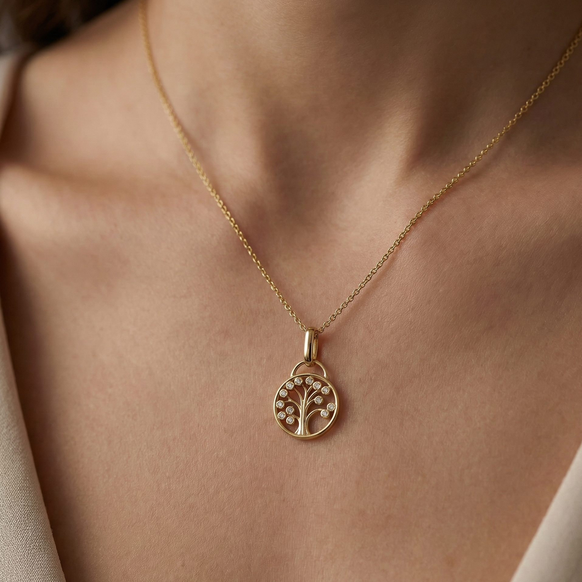 Collier arbre de vie doré avec pendentif circulaire serti de zircons étincelants