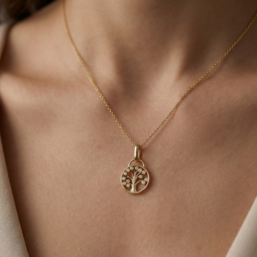 Collier arbre de vie doré avec pendentif circulaire serti de zircons étincelants