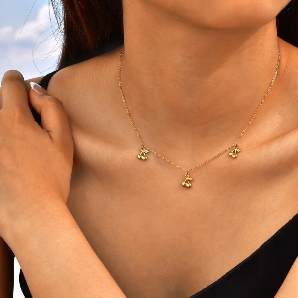 collier femme en acier inoxydable doré avec pendentif trois cerises stylisées sur chaîne fine 40 + 5 cm, bijou gourmand et tendance à offrir
